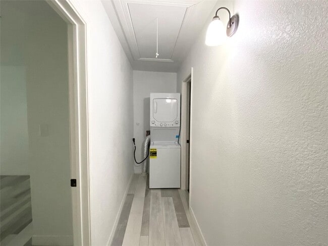 Building Photo - 906 Eagle Ave