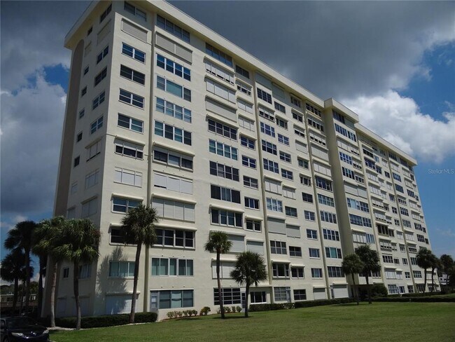 Building Photo - 4575 Cove Cir