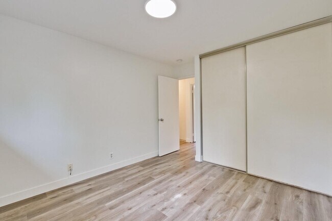 Building Photo - 686 Danforth Dr