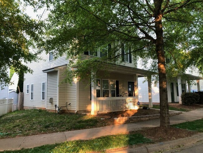 Foto del edificio - Huntersville with Fenced Yard