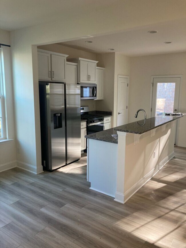 Foto del edificio - Immaculate End Unit Townhome in Research Triangle Park