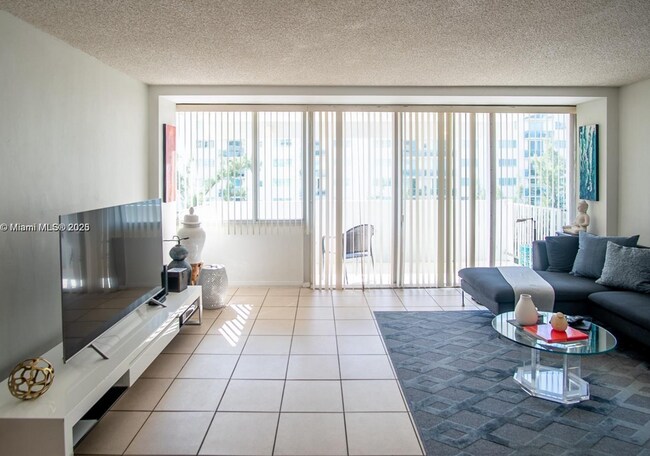 Foto del edificio - 7545 E Treasure Dr