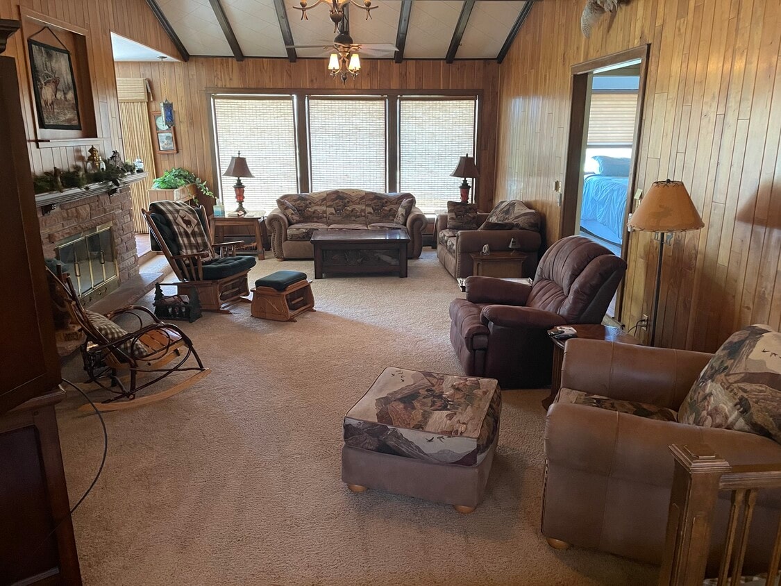 Large open family room - 1401 Cedar Ln