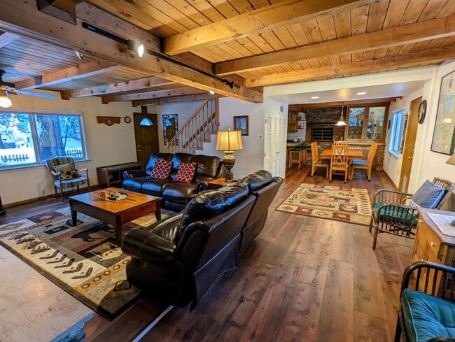 Building Photo - Pet friendly 4Bd home for a seasonal lease...