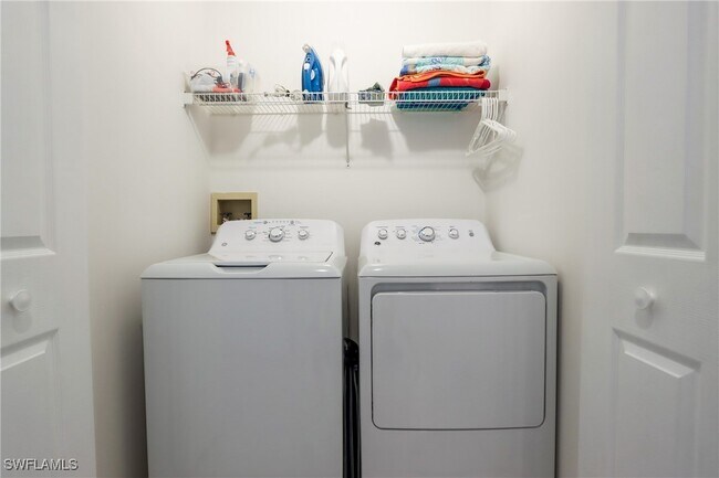 Foto del edificio - 2585 Old Groves Rd