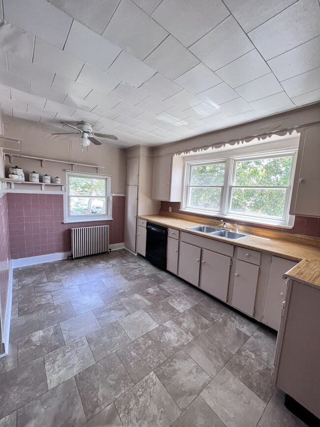 1701 Farragut Ave Unit 2nd Floor Front, Bristol, PA 19007 Apartments