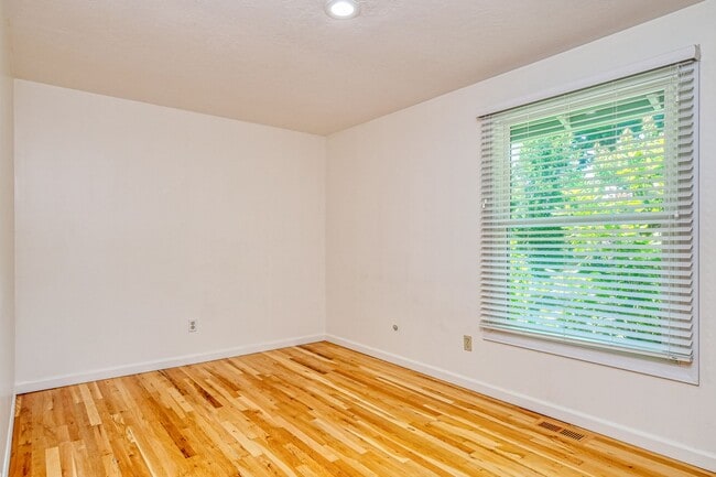 Foto del edificio - Charming 3 Bed/1 Bath Ranch with Bonus Room