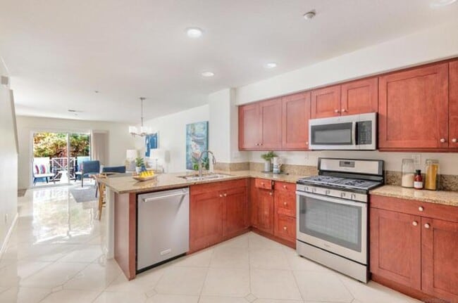 Foto del edificio - Spacious 4BR/4BA Tri-Level Coastal Townhome | 2 Car Garage | Washer & Dryer | Point Loma