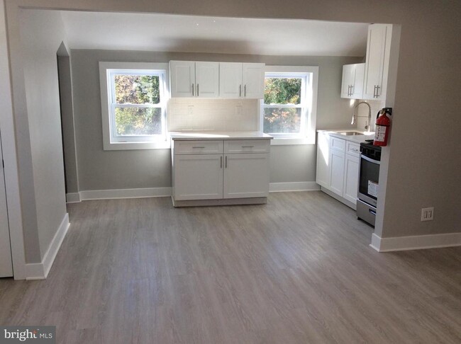 Building Photo - 1168 Romano Ave