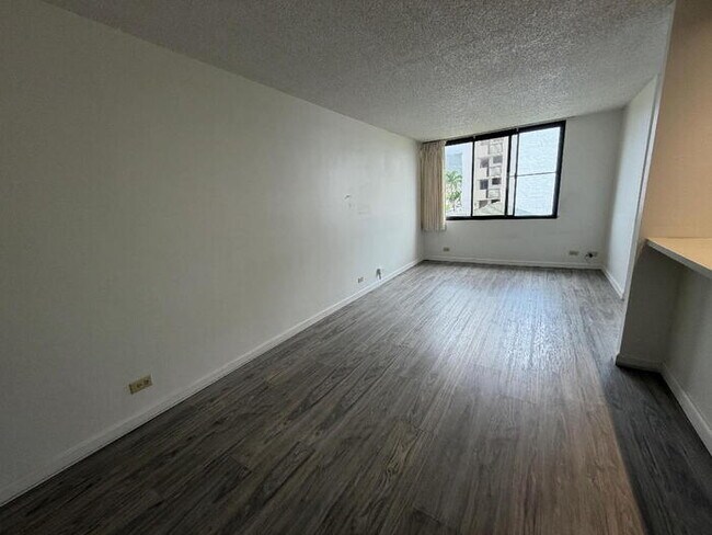Building Photo - To register for the showing time, note the 4 digit code: 3795 and click "APPLY NOW."(mobile:orang...