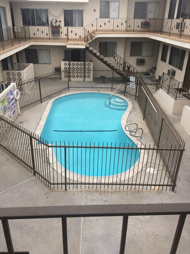Piscina abierta 9am a 9pm - 4475 Rosewood Ave