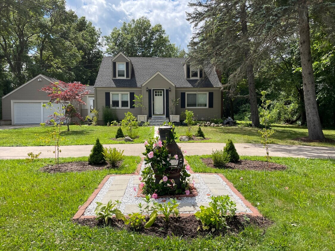 Foto principal - 1347 Hall Blvd