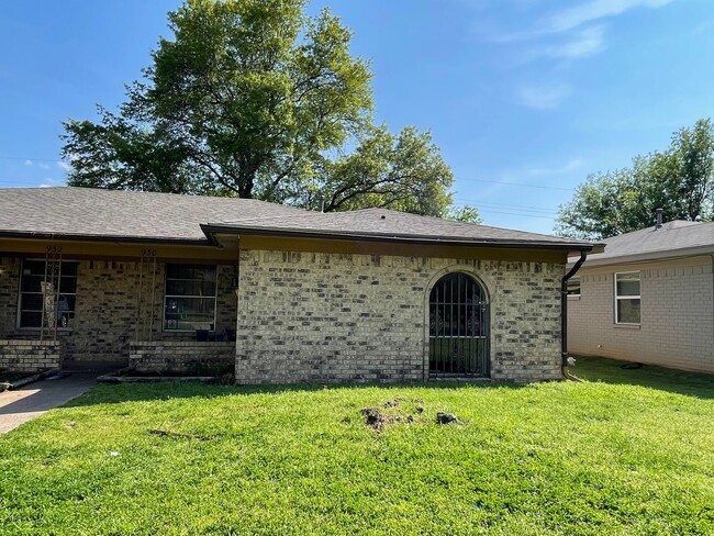 930-932 Lindy Court - 930-932 Lindy Court Apartment