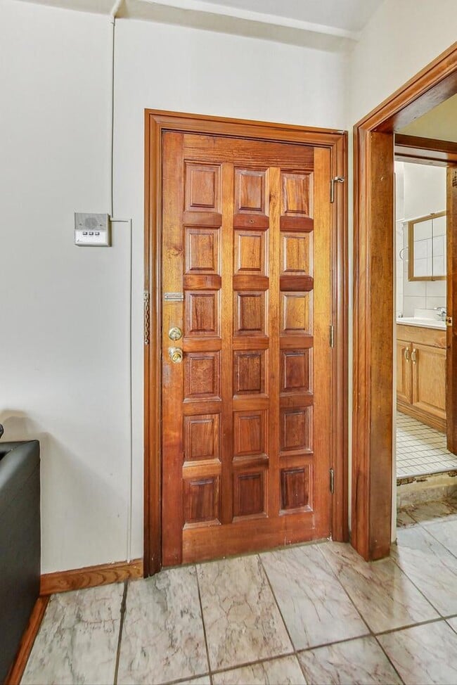 Foto del edificio - 838 N State St