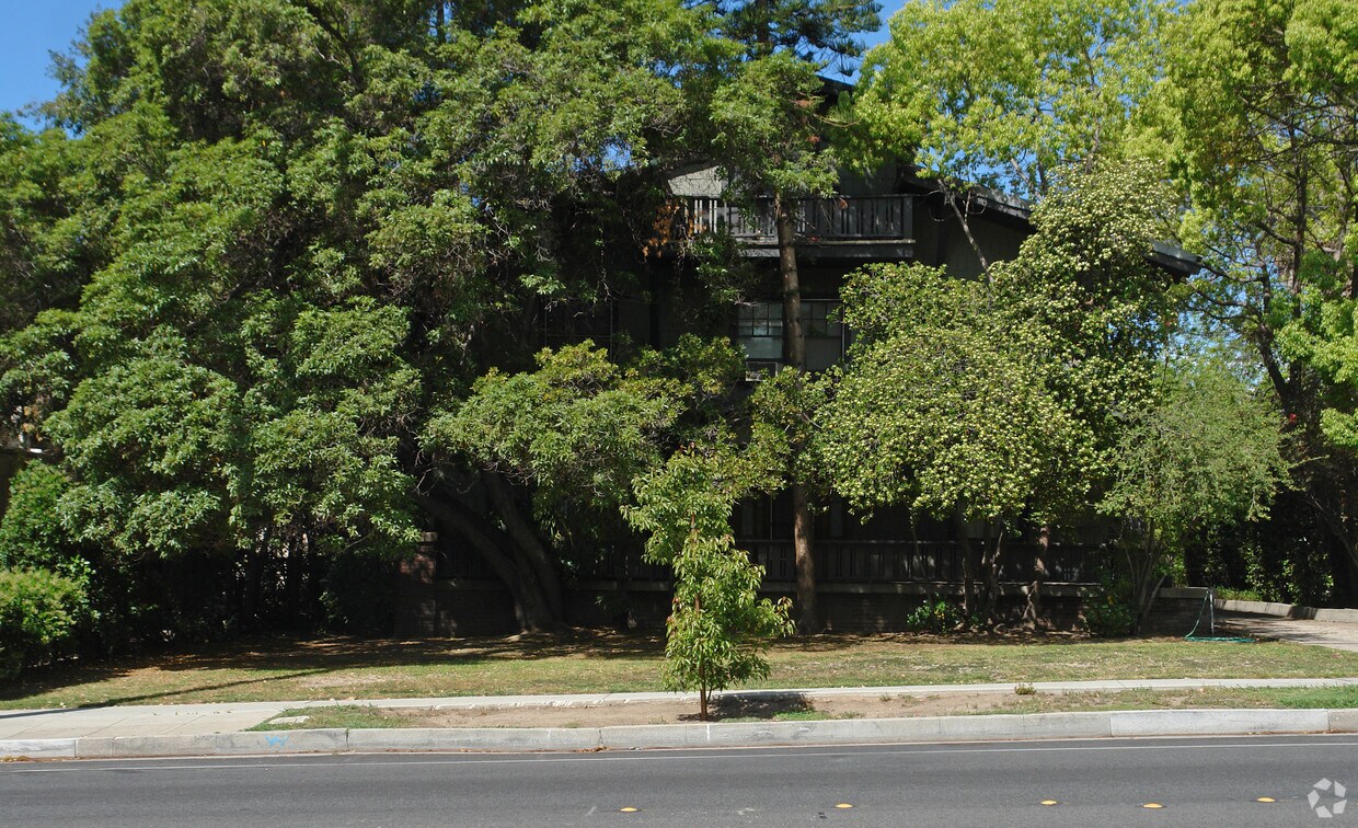 Foto del edificio - 1111 N Los Robles Ave