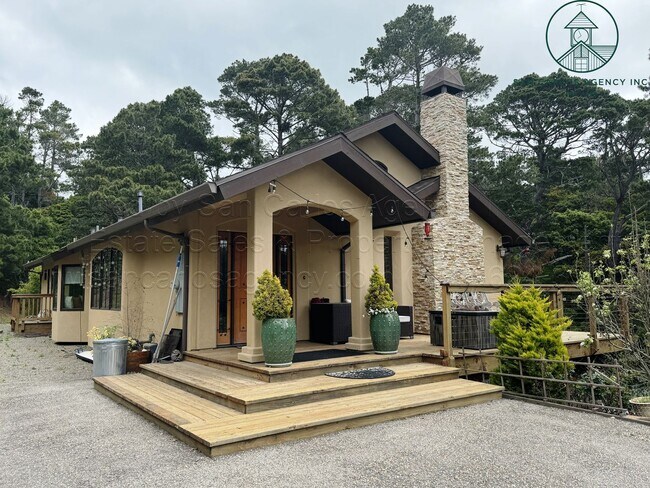 Building Photo - Private & Updated Three Bedroom Carmel Kno...