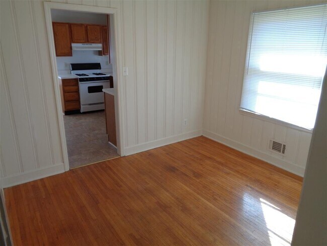 Building Photo - Welcome home! Like new condition! Fenced y...