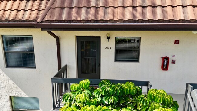 Foto del edificio - 7214 Golf Colony Ct