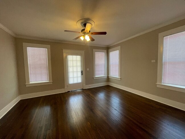 Building Photo - South Highland Newley Remodeled Gem! Won’t...