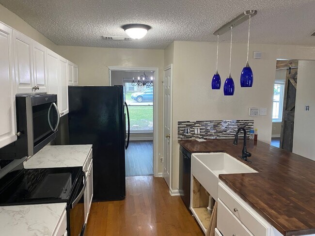 Building Photo - 5602 Wood Oak