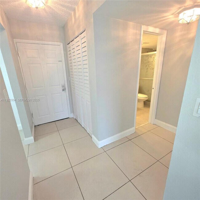 Foto del edificio - 301 NW 177th St