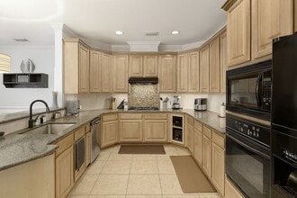 Building Photo - 2646 Couch St