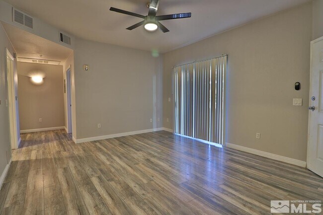 Foto del edificio - 6850 Sharlands Ave.