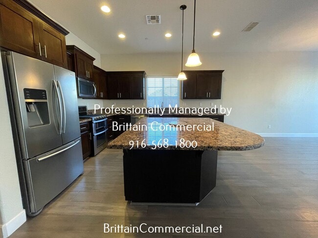 Building Photo - Spacious, Modern and An Absolute Must See ...