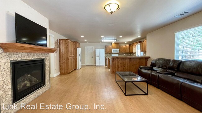 Building Photo - 5 br, 2.5 bath House - 245 East Foothill B...