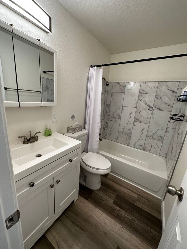 Foto del edificio - Beautiful Newly Remodeled home! AVAILABLE FURNISHED FOR $1850 OR UNFURNISHED FOR $1650!