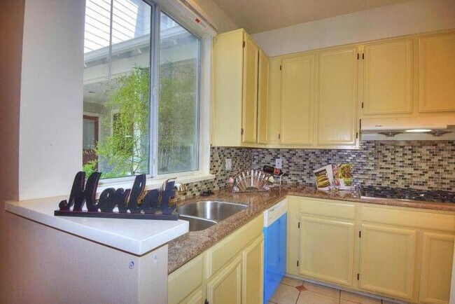 Building Photo - 3 bedroom in Redwood City CA 94065