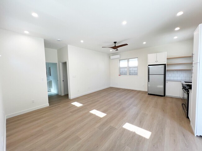 Building Photo - 1319 S Orange Dr