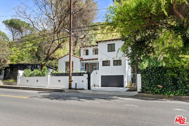 Foto del edificio - 1800 Benedict Canyon Drive