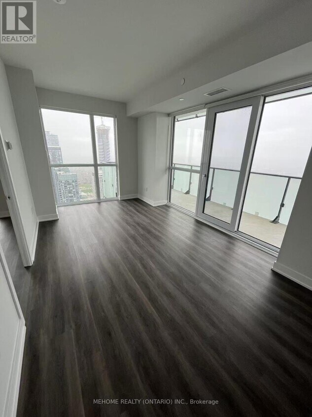 Photo principale - 430-4430 Square One Dr
