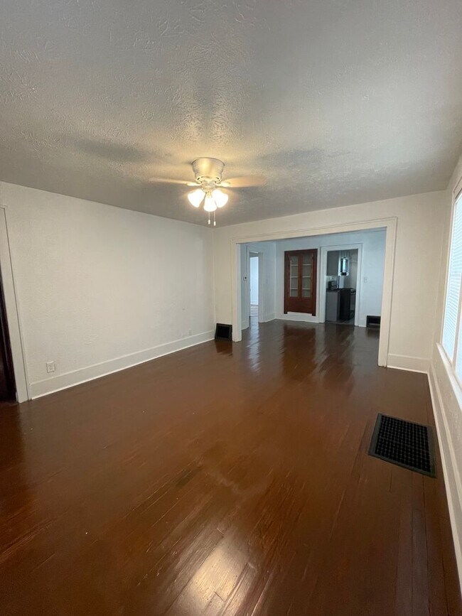 Foto del edificio - Three Bedroom Single Family Home Near Loeb Stadium