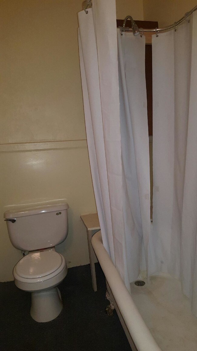 Building Photo - 1108 W 5th St