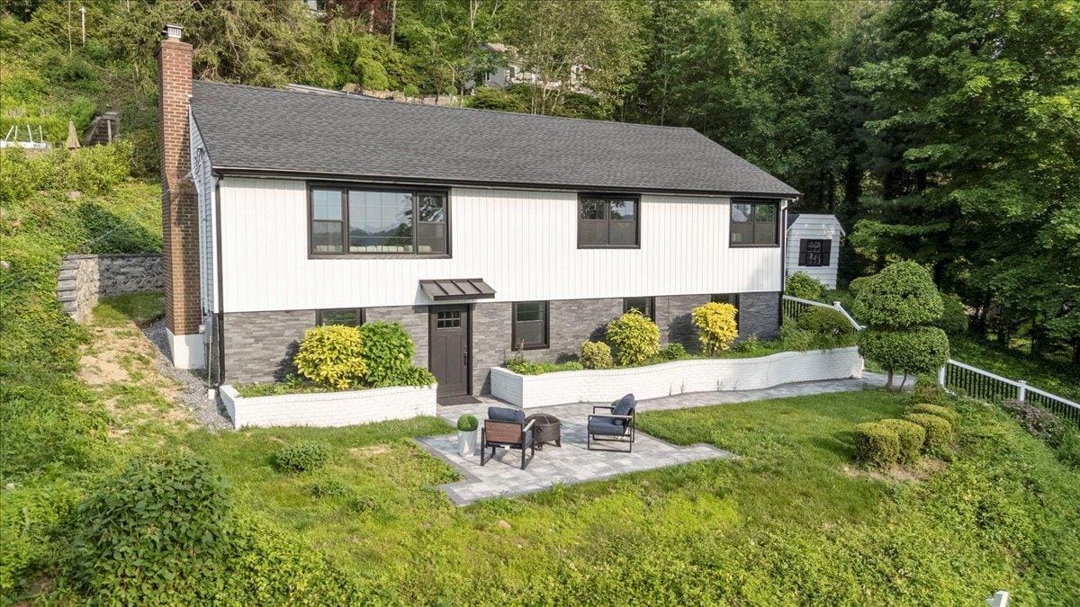 Primary Photo - 8 Fairway Pl