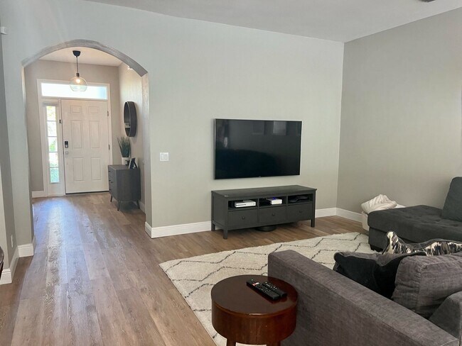 Foto del edificio - 3 Bedroom Townhome in Saint Petersburg