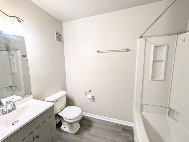 Building Photo - 3065 Huntleigh Dr