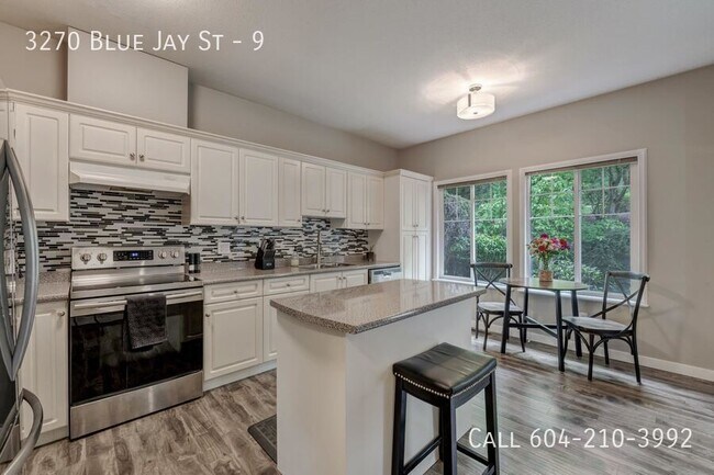 Building Photo - Bright & Spacious Townhome