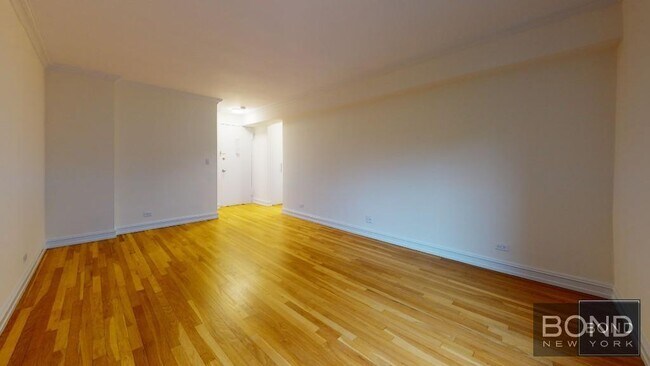 Foto del edificio - 305 W 13th St