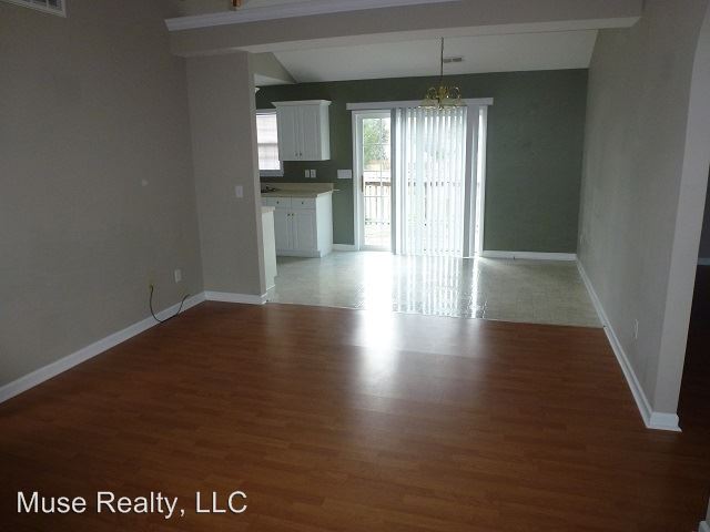 Building Photo - 710 Golden Bell Dr