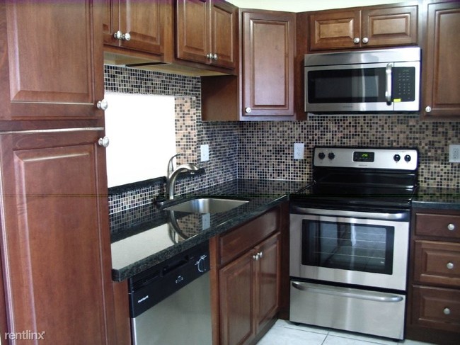 Building Photo - 8770 Royal Palm Blvd