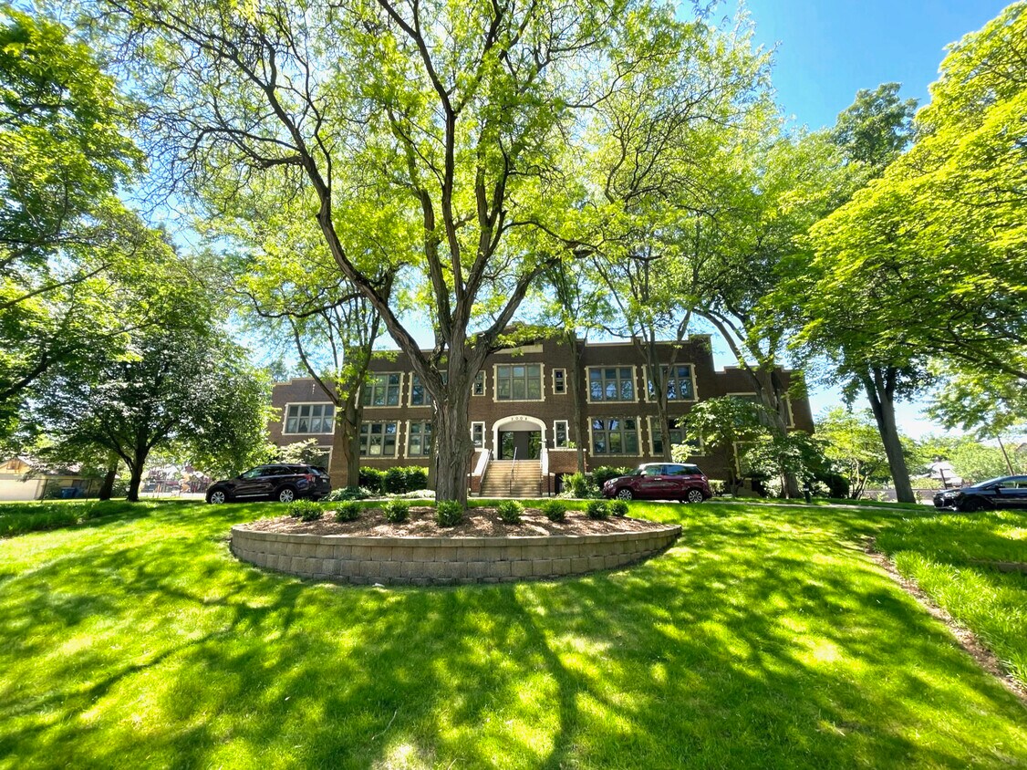 2006 Wealthy St SE Unit 107, Grand Rapids, MI 49506 Condo for Rent in