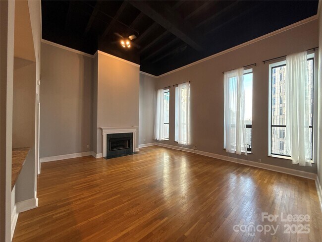 Foto del edificio - 127 N Tryon St