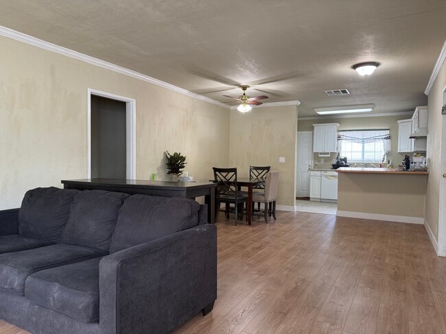 Building Photo - 11050 Keswick St