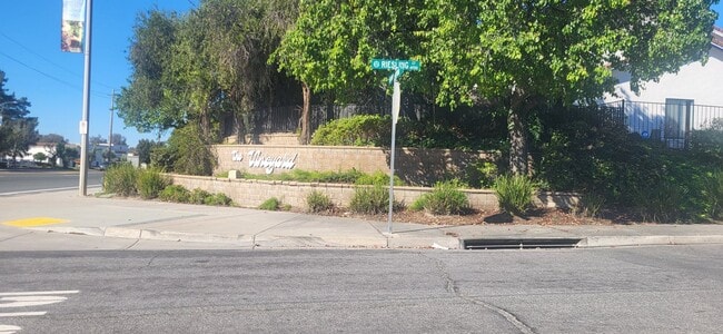 Building Photo - REALLY Cute 4 BR in The Vineyard with RV Parking - 11,000sf Lot + Designer Touches