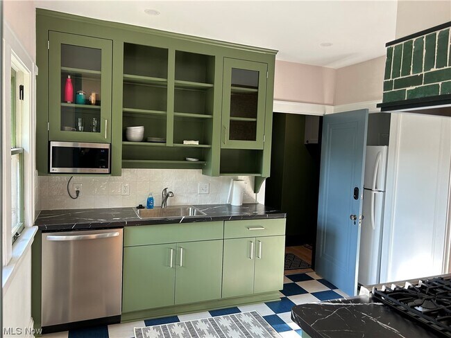 Foto del edificio - 18916 Mitchell Ave