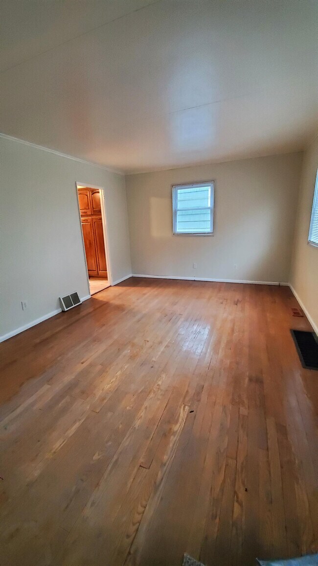 Building Photo - 2754 Daniels Dr