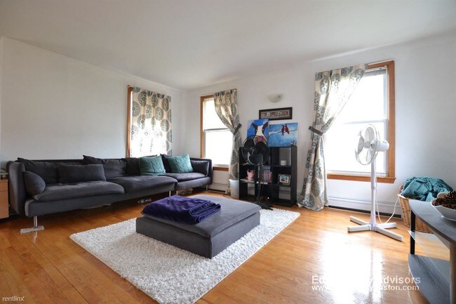 Foto del edificio - 3 br, 1 bath  - 66 Brooks St # 3O